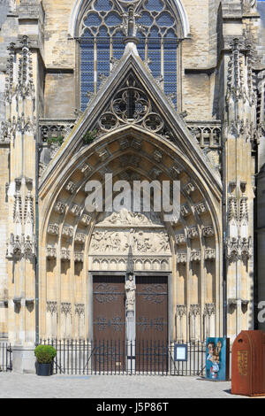 Einer der den Seiteneingang der 13. Jahrhundert gotische Basilika von Notre-Dame in Tongeren, Belgien Stockfoto