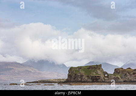 Dunscaith Burgruinen und Cuilin am Loch Eishort auf der Isle Of Skye in Schottland. Stockfoto