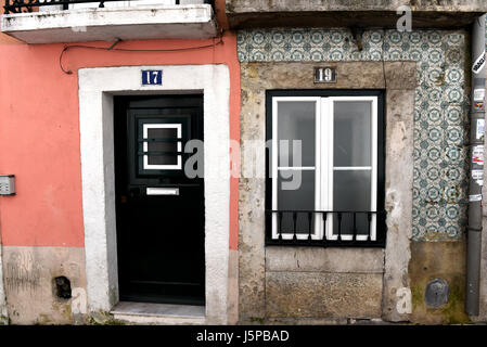 Lissabon Häuser mit Azulejo (keramische Fliesen), Nummern 17 und 19, Bairro Alto, Lissabon, Portugal Stockfoto