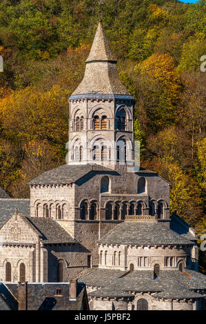 Basilika Notre Dame d'Orcival. Naturpark der Volcans d'auvergne. Puy de Dome. Auvergne Rhone Alpes. Frankreich Stockfoto