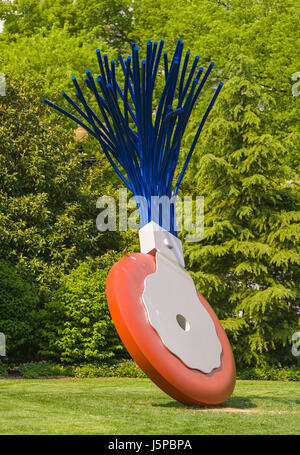 WASHINGTON, DC, USA - "Schreibmaschine Eraser" Skulptur von Claes Oldenburg und Coosje Van Bruggen, gegründet 1999, in der National Gallery of Art Sculpture Garden. Stockfoto