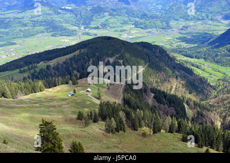 Blick ins Tal von Rossfeldstrasse Panoramastraße in der Nähe von Berchtesgaden, Bayern, Deutschland. Stockfoto