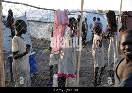 Khartoum. 17. Mai 2017. Flüchtlinge aus dem Südsudan Rest in einem Flüchtlingslager im Sudan des Weißen Nil Zustand nahe der Grenze mit Süd-Sudan am 17. Mai 2017. Die sudanesischen roten Halbmond Gesellschaft (SRCS) am Dienstag sagte, es geht darum, an den wachsenden Zustrom von Flüchtlingen aus dem Südsudan zu erfüllen appellieren dringend Erleichterung. Bildnachweis: Mohamed Babiker/Xinhua/Alamy Live-Nachrichten Stockfoto