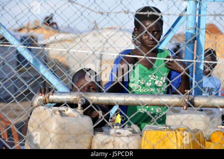 Khartoum. 17. Mai 2017. Flüchtlinge aus dem Südsudan Rest in einem Flüchtlingslager im Sudan des Weißen Nil Zustand nahe der Grenze mit Süd-Sudan am 17. Mai 2017. Die sudanesischen roten Halbmond Gesellschaft (SRCS) am Dienstag sagte, es geht darum, an den wachsenden Zustrom von Flüchtlingen aus dem Südsudan zu erfüllen appellieren dringend Erleichterung. Bildnachweis: Mohamed Babiker/Xinhua/Alamy Live-Nachrichten Stockfoto