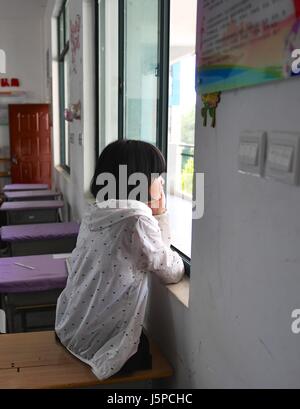 (170518)--NANCHANG, 18. Mai 2017 (Xinhua)--Jiang Zhang Ziyi bleibt im Klassenzimmer in Nr. 10 der Grundschule Xinzhou Bezirk von Shangrao, Osten Chinas Jiangxi Provinz, 17. Mai 2017. Zwölf-Jahr-altes Mädchen Jiang Zhang Ziyi, wer verloren Beine bei einem Verkehrsunfall in 2010, nie aufgegeben, ihre Leidenschaft am tanzen, die sie sagte, er holt sie in der Nähe von anderen und gewinnt Respekt. Sie hoffte, eine professionelle Tänzerin in der Zukunft werden. (Xinhua/Hu Chenhuan) (Angeles) Stockfoto