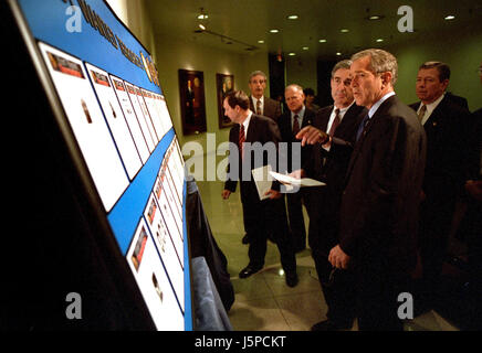 US-Präsident George W. Bush überprüft die Liste der am meisten wollte Terroristen mit FBI-Direktor Robert Mueller, links, bei einem Besuch des Präsidiums-Hauptquartier in Washington, DC, 10. Oktober 2001 um die Erstellung der Liste zu verkünden. Attorney General John Ashcroft blickt auf der extremen Rechten. Obligatorische Credit: Eric Draper - weißen Haus über CNP - kein Draht-SERVICE - Foto: Eric Draper/konsolidiert News Fotos/Eric Draper - weißen Haus über CNP Stockfoto