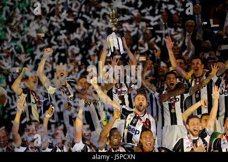 Rom, Italien. 17. Mai 2017. Team von Juventus Turin feiert nach Sieg Italien-Cup-Finale Fußballspiel gegen SS Lazio im Olympiastadion in Rom, Italien. 17. Mai 2017. Bildnachweis: Agnfoto/Alamy Live-Nachrichten Stockfoto