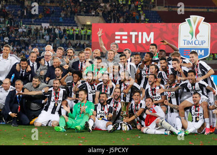 Rom, Italien. 17. Mai 2017. Team von Juventus Turin feiert nach Sieg Italien-Cup-Finale Fußballspiel gegen SS Lazio im Olympiastadion in Rom, Italien. 17. Mai 2017. Bildnachweis: Agnfoto/Alamy Live-Nachrichten Stockfoto