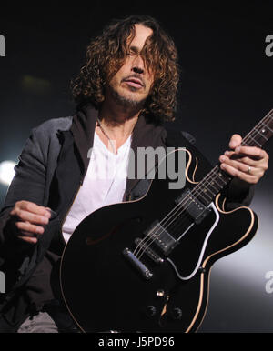 Berlin, Deutschland. 31. Mai 2012. Sänger Chris Cornell von der US-Grunge-Band Soundgarden führt auf der Bühne während eines Konzerts der Band an der Zitadelle in Berlin, Deutschland, 31. Mai 2012. Die Band wird auch bei den Festivals Rock am Ring und Rock Im Park, die stattfinden wird an diesem Wochenende durchführen. Foto: BRITTA PEDERSEN | weltweite Nutzung/Dpa/Alamy Live-Nachrichten Stockfoto