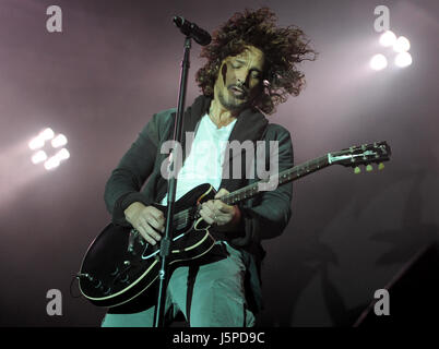 Berlin, Deutschland. 31. Mai 2012. Sänger Chris Cornell von der US-Grunge-Band Soundgarden führt auf der Bühne während eines Konzerts der Band an der Zitadelle in Berlin, Deutschland, 31. Mai 2012. Die Band wird auch bei den Festivals Rock am Ring und Rock Im Park, die stattfinden wird an diesem Wochenende durchführen. Foto: BRITTA PEDERSEN | weltweite Nutzung/Dpa/Alamy Live-Nachrichten Stockfoto