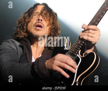 Berlin, Deutschland. 31. Mai 2012. Sänger Chris Cornell von der US-Grunge-Band Soundgarden führt auf der Bühne während eines Konzerts der Band an der Zitadelle in Berlin, Deutschland, 31. Mai 2012. Die Band wird auch bei den Festivals Rock am Ring und Rock Im Park, die stattfinden wird an diesem Wochenende durchführen. Foto: BRITTA PEDERSEN | weltweite Nutzung/Dpa/Alamy Live-Nachrichten Stockfoto