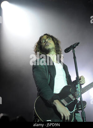 Berlin, Deutschland. 31. Mai 2012. Sänger Chris Cornell von der US-Grunge-Band Soundgarden führt auf der Bühne während eines Konzerts der Band an der Zitadelle in Berlin, Deutschland, 31. Mai 2012. Die Band wird auch bei den Festivals Rock am Ring und Rock Im Park, die stattfinden wird an diesem Wochenende durchführen. Foto: BRITTA PEDERSEN | weltweite Nutzung/Dpa/Alamy Live-Nachrichten Stockfoto