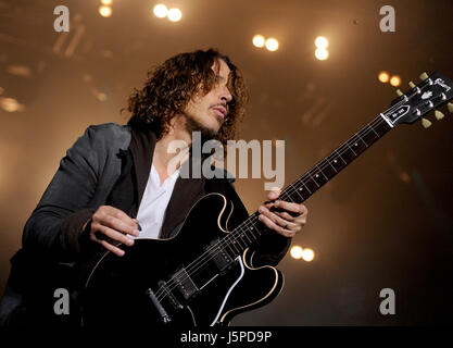 Berlin, Deutschland. 31. Mai 2012. Sänger Chris Cornell von der US-Grunge-Band Soundgarden führt auf der Bühne während eines Konzerts der Band an der Zitadelle in Berlin, Deutschland, 31. Mai 2012. Die Band wird auch bei den Festivals Rock am Ring und Rock Im Park, die stattfinden wird an diesem Wochenende durchführen. Foto: BRITTA PEDERSEN | weltweite Nutzung/Dpa/Alamy Live-Nachrichten Stockfoto