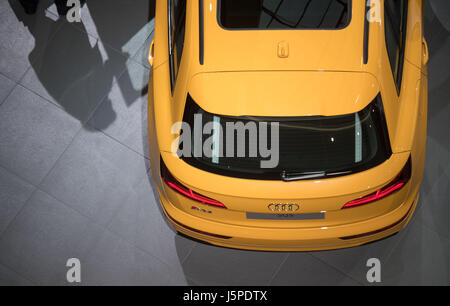 Neckarsulm, Deutschland. 18. Mai 2017. Ein Aktionär öffnet die Tür von einem Audi SQ5 auf der Hauptversammlung der Audi AG in Neckarsulm, Deutschland, 18. Mai 2017. Foto: Marijan Murat/Dpa/Alamy Live News Stockfoto