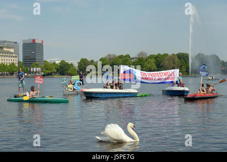 Hamburg, Deutschland. 18. Mai 2017. Aktivisten in Booten halten Anti-G20-Schildern und Bannern auf der Binnenalster in Hamburg, Deutschland, 18. Mai 2017. Der G20-Gipfel soll in Hamburg vom 7. / 8. Juli stattfinden. Foto: Axel Heimken/Dpa/Alamy Live News Stockfoto