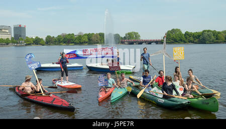 Hamburg, Deutschland. 18. Mai 2017. Aktivisten in Booten halten Anti-G20-Schildern und Bannern auf der Binnenalster in Hamburg, Deutschland, 18. Mai 2017. Der G20-Gipfel soll in Hamburg vom 7. / 8. Juli stattfinden. Foto: Axel Heimken/Dpa/Alamy Live News Stockfoto