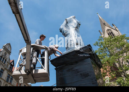 Erfurt, Deutschland. 18. Mai 2017. Installations-Künstler Ingo Bracke deckt das Martin Luther Denkmal mit Film, außerhalb der Kaufmannskirche Kirche in Erfurt, Deutschland, 18. Mai 2017. Foto: Jens-Ulrich Koch/Dpa-Zentralbild/Dpa/Alamy Live News Stockfoto