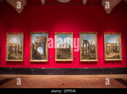 Queens Gallery, Buckingham Palace, London, UK. 18. Mai 2017. Eine neue Ausstellung vereint zwei der Canalettos feinsten Sätze von Gemälden, die zum ersten Mal in fast 40 Jahren nebeneinander angezeigt. Canaletto & Kunst von Venedig öffnet 19 Mai - 12. November 2017 und umfasst sechs Ansichten von Venedig, die früh in der Karriere des Künstlers in den 20er neben dem Maler fünf römischen Ansichten aus mehr als 20 Jahre später produziert. Bildnachweis: Malcolm Park/Alamy Live-Nachrichten. Stockfoto