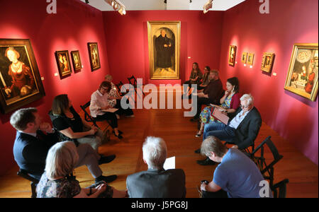 Güstrow, Deutschland. 18. Mai 2017. 18. Mai 2017 werden die Ausstellungen "Cranachs Luther!" und "Pop Up Cranach" von das Alice-Museum für Kinder auf einer Pressekonferenz am Schloss Guestrow in Güstrow, Deutschland, präsentiert. Staatliches Museum Schwerin/Ludwigslust/Güstrow zeigt Ausstellungen von 20. Mai 2017. Das Gemälde in der Mitte ist "Porträt von Martin Luther" (1546, Öl auf Holz) von Lucas Cranach der jüngere. Foto: Bernd Wüstneck/Dpa-Zentralbild/Dpa/Alamy Live News Stockfoto