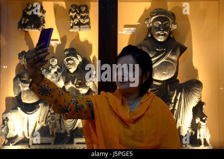 (170518)--PESHAWAR, 18. Mai 2017 (Xinhua)--A Frau nimmt Selfie in einem Museum am Internationalen Museumstag in Nordwest-Pakistan Peshawar, am 18. Mai 2017. Internationalen Museumstag bietet Gelegenheit zur Sensibilisierung für die Bedeutung der Museen für die Entwicklung der Gesellschaft. In diesem Jahr feiert die Veranstaltung zum Thema "Museen und angefochtenen Geschichten: in Museen das unsagbare sagen." (Xinhua/Umar Qayyum) (Rh) Stockfoto