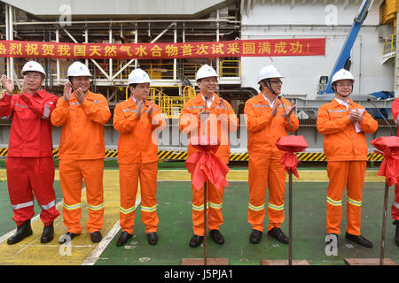 (170518)--ZHUHAI, 18. Mai 2017 (Xinhua)--chinesische Minister für Land und Ressourcen Jiang Daming (3. R) kündigt den Erfolg im Test Bergbau von brennbaren Eis auf dem Meer, auf einer Testversion Bergbau-Website im Bereich "Shenhu" auf das Südchinesische Meer, 18. Mai 2017. Ein großer Durchbruch, die zu einer globalen Energiewende, Minister für Land und Ressourcen Jiang Daming sagte China gelungen ist, bei der Erhebung von Proben von brennbaren Eis in das Südchinesische Meer, am Donnerstag.     (Xinhua/Liang Xu) (Zwx) Stockfoto