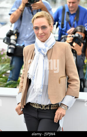 (170518)--CANNES, 18. Mai 2017 (Xinhua)--Uma Thurman, Jury-Präsident der Filmauswahl Un Certain Regard ", posiert für ein Fototermin auf der 70. Cannes International Film Festival in Cannes, Frankreich, am 18. Mai 2017. (Xinhua/Chen Yichen) (Zcc) Stockfoto