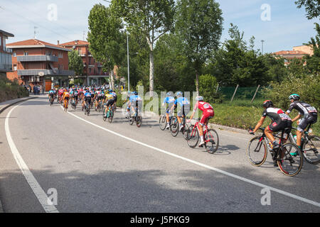 Cassalecchio di Reno, Emilia-Romagna, Italien. 18. Mai 2017. Giro d ' Italia - Italien-Rundfahrt. Giro d ' Italia 2017 Etappe 12 Forli - Reggio Emilia, Radfahrer kommen in Cassalecchio di Reno. Bildnachweis: Cristian Mihajla/Alamy Live-Nachrichten Stockfoto