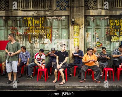 Bangkok, Bangkok, Thailand. 18. Mai 2017. Menschen sitzen auf Kunststoff Hocker und Thai-Currys Jek Pui Curry stand, einer beliebten Straße Garküche für Curry-Gerichte zu essen. Stadtbeamte in Bangkok sind Maßnahmen zur Straße Imbissstände zu zügeln. Die Schritte wurden ursprünglich als '' verboten '' gemeldet, auf street Food, aber nach einem Aufruhr in lokalen und internationalen Nachrichtenagenturen, Vertreter der Stadt sagte Streetfood Anbieter würde nicht verboten aber geregelt werden würde, Untersuchungen zu unterziehen und zu bestimmten Uhrzeiten auf Hauptstraßen eingeschränkt werden. Auf Yaowarat Road, im Herzen von Bangkoks touristisch Chinatown der Stadt Stockfoto