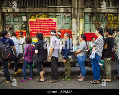 18. Mai 2017 - Bangkok, Bangkok, Thailand - Kunden stehen in Linie frischen Curry Curry Stand Jek Pui Stände eines der beliebtesten Suppen in Bangkok. Stadtbeamte in Bangkok sind Maßnahmen zur Straße Imbissstände zu zügeln. Die Schritte wurden ursprünglich als '' verboten '' gemeldet, auf street Food, aber nach einem Aufruhr in lokalen und internationalen Nachrichtenagenturen, Vertreter der Stadt sagte Streetfood Anbieter würde nicht verboten aber geregelt werden würde, Untersuchungen zu unterziehen und zu bestimmten Uhrzeiten auf Hauptstraßen eingeschränkt werden. An der Yaowarat Road hat im Herzen von Bangkoks touristisch Chinatown, die Stadt Stockfoto