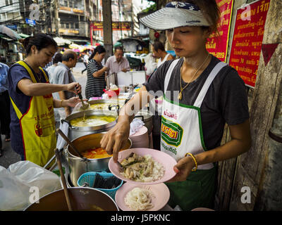 18. Mai 2017 - dient Bangkok, Bangkok, Thailand - eine Frau Curry Jek Pui Curry stand, einer beliebten Straße Garküche für Curry-Gerichte. Stadtbeamte in Bangkok sind Maßnahmen zur Straße Imbissstände zu zügeln. Die Schritte wurden ursprünglich als '' verboten '' gemeldet, auf street Food, aber nach einem Aufruhr in lokalen und internationalen Nachrichtenagenturen, Vertreter der Stadt sagte Streetfood Anbieter würde nicht verboten aber geregelt werden würde, Untersuchungen zu unterziehen und zu bestimmten Uhrzeiten auf Hauptstraßen eingeschränkt werden. An der Yaowarat Road im Herzen von Bangkoks touristisch Chinatown, die Stadt einige Fahrspuren abgeschlossen Stockfoto