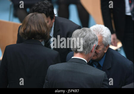 Wiebke Arndt (L), Direktor des Überseemuseum und Bürgermeister von Bremen Carsten Sieling (R) Gruß Arapata Hakiwai und Taki Turner von Te Papa Museum in Wellington mit dem traditionellen Maori Nase Gruß - Hongi während einer Zeremonie im Übersee-Museum in Bremen, Deutschland, 18. Mai 2017. Der Senat der Freien Hansestadt Bremen beschlossen im Mai 2016 Moriori und Maori menschliche Überreste, State of New Zealand - vertreten durch Wellingtons Te Papa Museum übergeben. Foto: Carmen Jaspersen/dpa Stockfoto