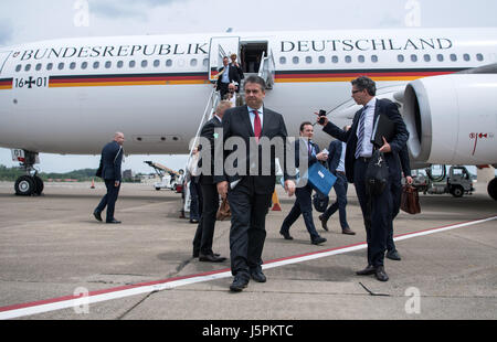 Pittsburgh, USA. 18. Mai 2017. Der deutsche Außenminister Sigmar Gabriel kommt zum Flughafen in Pittsburgh, USA, 18. Mai 2017. Der Außenminister ist auf einer zweitägigen Reise in die USA und Mexiko auch besuchen. Foto: Bernd von Jutrczenka/Dpa/Alamy Live News Stockfoto