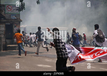 Dhaka, Bangladesch. 18. Mai 2017. Schüler von Dhaka medizinische Assistenten Training School (MATS) stießen mit der Polizei am Shahbagh in Dhaka, Bangladesch, am 18. Mai 2017 zu fordern, die Zugang zu zweitklassigen Regierungsjobs und Spielraum für höhere Bildung in medizinischen Hochschulen aufgenommen. Bildnachweis: Mamunur Rashid/Alamy Live-Nachrichten Stockfoto