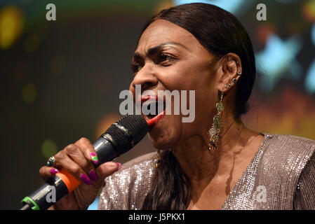 Kalkar, Deutschland. 13. Mai 2017. Liz Mitchell, Sänger der Band "Boney M.", führt während der Preisverleihung des Tourismus und Medien Preis "Golden Sun 2017', die im Wunderland Kalkar in Kalkar, Deutschland, 13. Mai 2017 stattfand. Foto: Horst Ossinger / / Dpa/Alamy Live News Stockfoto