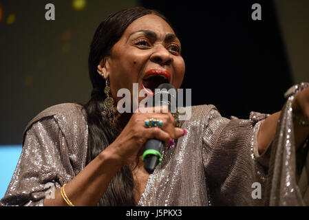 Kalkar, Deutschland. 13. Mai 2017. Liz Mitchell, Sänger der Band "Boney M.", führt während der Preisverleihung des Tourismus und Medien Preis "Golden Sun 2017', die im Wunderland Kalkar in Kalkar, Deutschland, 13. Mai 2017 stattfand. Foto: Horst Ossinger / / Dpa/Alamy Live News Stockfoto