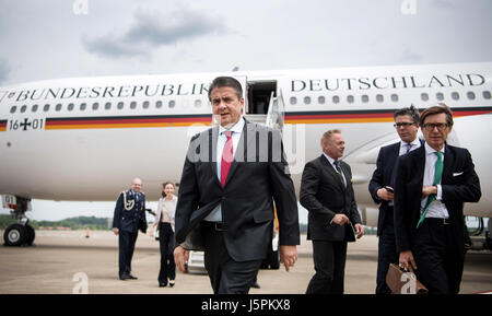 Pittsburgh, USA. 18. Mai 2017. Der deutsche Außenminister Sigmar Gabriel, zusammen mit dem deutschen Botschafter in den USA, Peter Wittig (R), kommt zum Flughafen in Pittsburgh, USA, 18. Mai 2017. Der Außenminister ist auf einer zweitägigen Reise in die USA und Mexiko auch besuchen. Foto: Bernd von Jutrczenka/Dpa/Alamy Live News Stockfoto