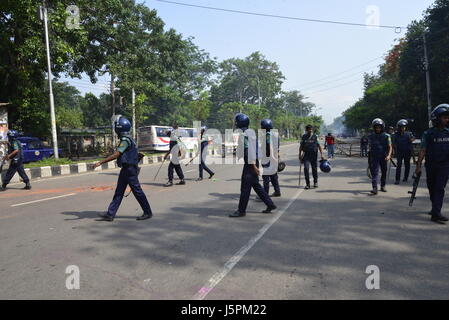 Dhaka, Bangladesch. 18. Mai 2017. Schüler von Dhaka medizinische Assistenten Training School (MATS) stießen mit der Polizei am Shahbagh in Dhaka, Bangladesch, am 18. Mai 2017 zu fordern, die Zugang zu zweitklassigen Regierungsjobs und Spielraum für höhere Bildung in medizinischen Hochschulen aufgenommen. Bildnachweis: Mamunur Rashid/Alamy Live-Nachrichten Stockfoto