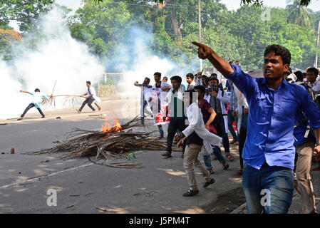 Dhaka, Bangladesch. 18. Mai 2017. Schüler von Dhaka medizinische Assistenten Training School (MATS) stießen mit der Polizei am Shahbagh in Dhaka, Bangladesch, am 18. Mai 2017 zu fordern, die Zugang zu zweitklassigen Regierungsjobs und Spielraum für höhere Bildung in medizinischen Hochschulen aufgenommen. Bildnachweis: Mamunur Rashid/Alamy Live-Nachrichten Stockfoto