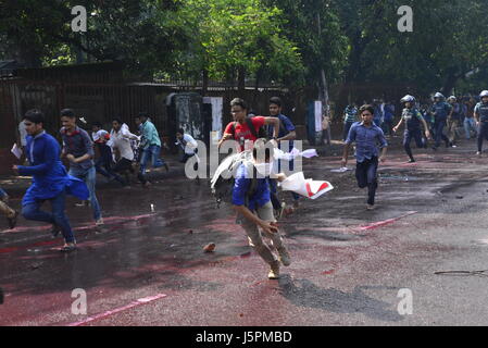 Dhaka, Bangladesch. 18. Mai 2017. Schüler von Dhaka medizinische Assistenten Training School (MATS) stießen mit der Polizei am Shahbagh in Dhaka, Bangladesch, am 18. Mai 2017 zu fordern, die Zugang zu zweitklassigen Regierungsjobs und Spielraum für höhere Bildung in medizinischen Hochschulen aufgenommen. Bildnachweis: Mamunur Rashid/Alamy Live-Nachrichten Stockfoto