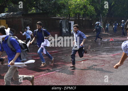 Dhaka, Bangladesch. 18. Mai 2017. Schüler von Dhaka medizinische Assistenten Training School (MATS) stießen mit der Polizei am Shahbagh in Dhaka, Bangladesch, am 18. Mai 2017 zu fordern, die Zugang zu zweitklassigen Regierungsjobs und Spielraum für höhere Bildung in medizinischen Hochschulen aufgenommen. Bildnachweis: Mamunur Rashid/Alamy Live-Nachrichten Stockfoto