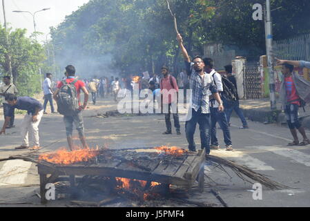 Dhaka, Bangladesch. 18. Mai 2017. Schüler von Dhaka medizinische Assistenten Training School (MATS) stießen mit der Polizei am Shahbagh in Dhaka, Bangladesch, am 18. Mai 2017 zu fordern, die Zugang zu zweitklassigen Regierungsjobs und Spielraum für höhere Bildung in medizinischen Hochschulen aufgenommen. Bildnachweis: Mamunur Rashid/Alamy Live-Nachrichten Stockfoto