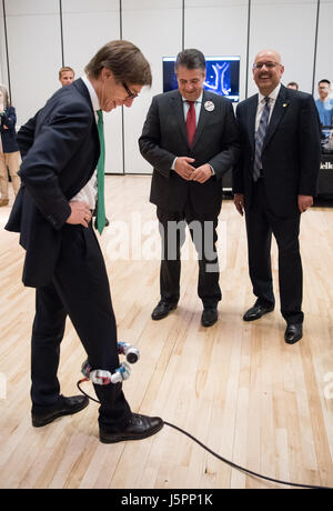 Pittsburgh, USA. 18. Mai 2017. Picture of German Foreign Minister Sigmar Gabriel (C) mit deutscher Botschafter in den USA, Peter Wittig (L) während sie Carnegie Mellon University zu besuchen und sind über Forschungsprojekte, die dort durchgeführt - einschließlich einer Schlange Roboter, genommen in Pittsburgh, USA, 18. Mai 2017 informiert werden. Er trägt einen Pin am Revers seines Anzugs mit der Aufschrift "I love Roboter". Der deutsche Außenminister ist bei einem zweitägigen Besuch in die USA und Mexiko danach besuchen. Foto: Bernd von Jutrczenka/Dpa/Alamy Live News Stockfoto