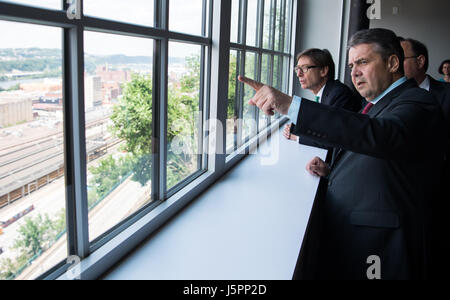 Pittsburgh, USA. 18. Mai 2017. German Foreign Minister Sigmar Gabriel (R) und deutscher Botschafter in den USA, Peter Wittig, schauen aus dem Fenster in Richtung der Stadt vor einer Diskussion über strukturelle Veränderungen im Energy Innovation Center in Pittsburgh, USA, 18. Mai 2017. Der deutsche Außenminister ist bei einem zweitägigen Besuch in die USA und Mexiko danach besuchen. Foto: Bernd von Jutrczenka/Dpa/Alamy Live News Stockfoto