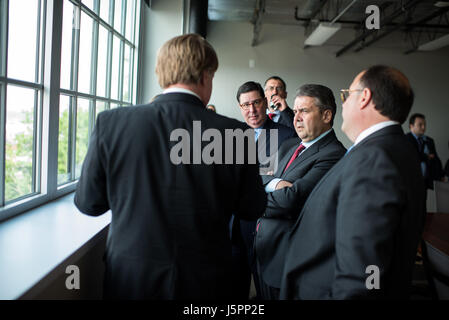 Pittsburgh, USA. 18. Mai 2017. Der deutsche Außenminister Sigmar Gabriel (2. von rechts) mit Vertretern der Stadt Pittsburgh vor einer Diskussion über strukturelle Veränderungen im Energy Innovation Center in Pittsburgh, USA, 18. Mai 2017. Der deutsche Außenminister ist bei einem zweitägigen Besuch in die USA und Mexiko danach besuchen. Foto: Bernd von Jutrczenka/Dpa/Alamy Live News Stockfoto