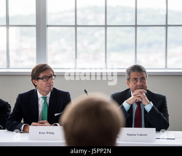 Pittsburgh, USA. 18. Mai 2017. German Foreign Minister Sigmar Gabriel (R) und den deutschen Botschafter in den USA, Peter Wittig, nehmen Sie Teil an einer Diskussion über strukturelle Veränderungen im Energy Innovation Center in Pittsburgh, USA, 18. Mai 2017. Der deutsche Außenminister ist bei einem zweitägigen Besuch in die USA und Mexiko danach besuchen. Foto: Bernd von Jutrczenka/Dpa/Alamy Live News Stockfoto