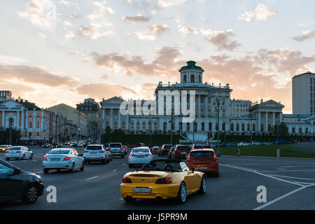 Moskau, Russland. 18. Mai 2017. Moskau, russische Wetter Warm und sonnig. Donnerstag, 18. Mai 2017. Die ersten wirklich warmen und sonnigen Tag in Moskau nach einer Woche von Kälte, Regen und sogar Schnee. Die Tagestemperatur war über +20C (+ 68F). Ruhigen und friedlichen Abend. Eine Menge Leute und Touristen sind im Freien, auf dem Roten Platz, in dem Alexander Garden und an anderen Orten. Abend-Verkehr auf Borovitskaya Platz. Pashkov Haus im Hintergrund. Das Haus gehört jetzt die Russische Nationalbibliothek. Bildnachweis: Alex Bilder/Alamy Live-Nachrichten Stockfoto