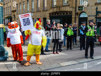 Halifax, UK. 18. Mai 2017. Ein Demonstrator gekleidet wie ein Huhn außen Dean Clough Mills warten Theresa Mai starten die konservative Partei Manifest, Halifax, West Yorkshire, Engleand UK Credit: Graham Hardy/Alamy Live News Stockfoto