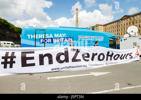 Halifax, UK. 18. Mai 2017. Die Gewerkschaft Unite entfalten eine Fahne neben dem konservativen Wahl Bus in Dean Clough Mills, Halifax. Bildnachweis: Graham Hardy/Alamy Live-Nachrichten Stockfoto