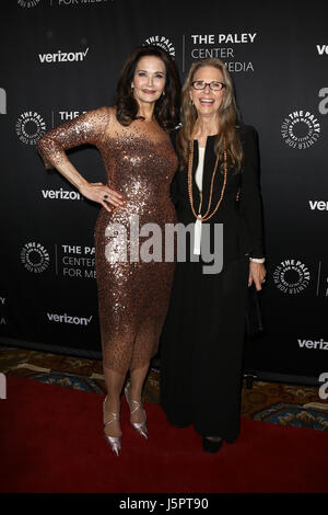 New York, USA. 18. Mai 2017. Schauspieler Lynda Carter (L) und Lindsay Wagner besuchen die Paley Ehrungen: feiern Frauen im Fernsehen im Cipriani Wall Street am 17. Mai 2017 in New York, NY, USA. Bildnachweis: AKPhoto/Alamy Live-Nachrichten Stockfoto