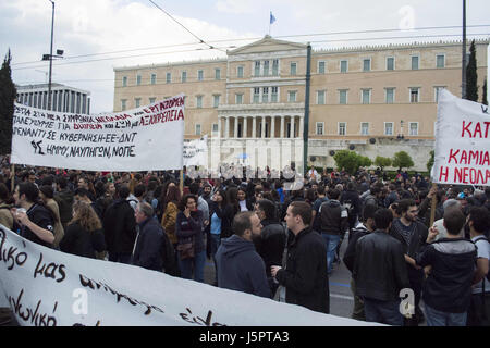 Athen, Griechenland. 18. Mai 2017. Demonstranten halten Fahnen und Parolen schreien. Eine große Demonstration wurde vor dem Parlament über neue Sparmaßnahmen zu protestieren, die waren zur gleichen Zeit für vom Gesetzgeber verabschiedet werden inszeniert. Bildnachweis: Nikolas Georgiou/ZUMA Draht/Alamy Live-Nachrichten Stockfoto